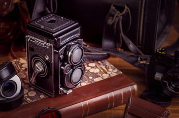 Vecchia macchina fotografica su legno