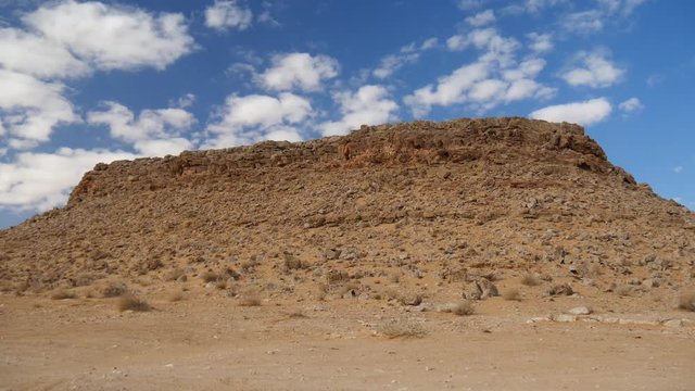 Montagna tabulare nel deserto Sahara all'alba