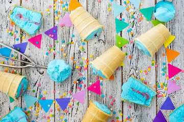 Obraz premium Blue Vanilla ice cream in a waffle cup on wooden background.