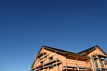 Obraz premium Neubau mit blauem Himmel