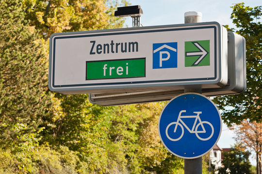 Schild - Leitsystem - Parken im Parkhaus in der Innenstadt