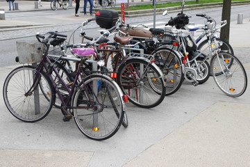 parkende Fahrr&auml;der an einem Fahrradst&auml;nder in der Innenstadt 