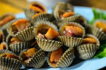 Steamed blanched clams with dipping sauce