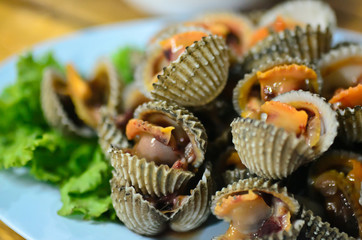 Steamed blanched clams with dipping sauce