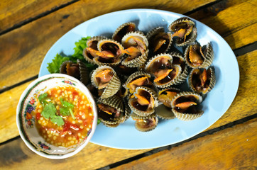Steamed blanched clams with dipping sauce