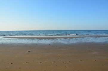 Fototapeta na wymiar Einsamer Strand am Morgen