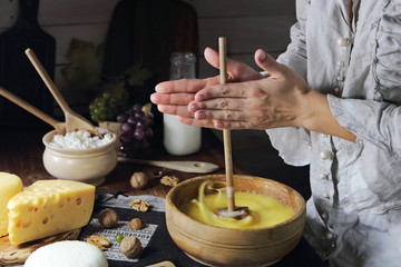 девушка готовит сыр на кухне