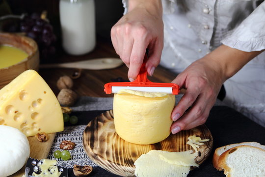 девушка на кухне режет сливочный сыр