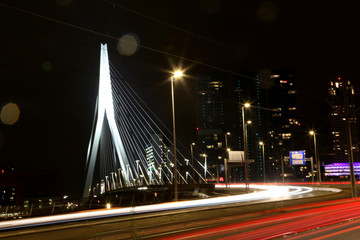Fototapeta na wymiar Erasmusbrug (Erasmusbrücke) Nachtaufnahme
