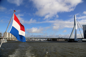 Schifffahrt im Hafen Rotterdam mit Erasmusbrug, Flagge und Panorama
