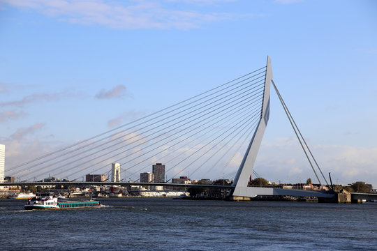 Schifffahrt im Hafen Rotterdam mit Erasmusbrug, Flagge und Panorama