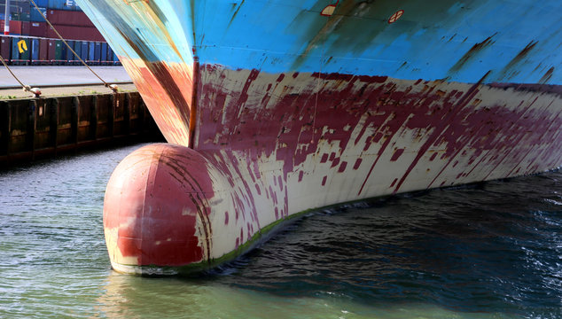 Bugwulst, Eisbrecher, von der Seite an gro&szlig;em Containerschiff