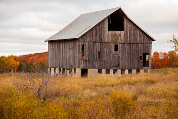 Fototapeta na wymiar Wood barn surrounded by fall color