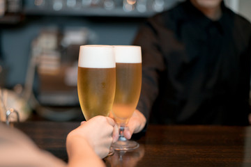 客と乾杯するバーテンダー