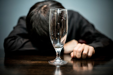 酔いつぶれる男性