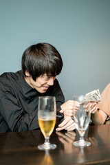 お金を受け取る男性