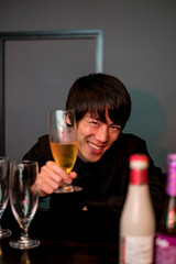 ビールを持った女性