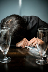 深酒をする男性