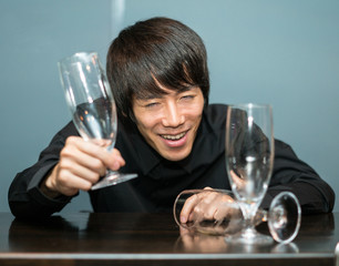 深酒をする男性