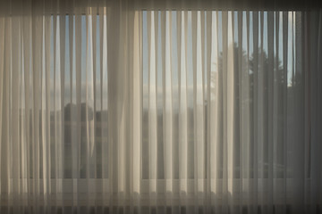 Ausblick auf eine Landschaft durch einen Vorhang