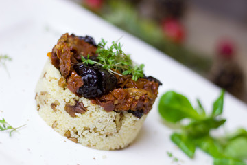Cous Cous mit getrockneten Tomaten und Dörrpflaumen