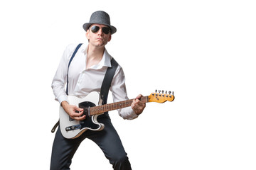 Mann mit Hut und Sonnenbrille spielt E Gitarre