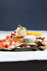 Gordijnen Eetschaal met charcuterie assortiment, kaas en druiven © N.Van Doninck