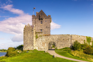 Fototapeta na wymiar Dunguaire Castle Schloss Burg Turm Irland Reise Mittelalter
