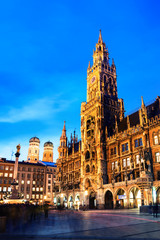 Fototapeta premium Marienplatz nocą z ratuszem w Monachium, Niemcy