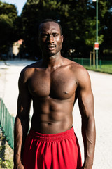 Obraz premium Athletic black man posing in a city park