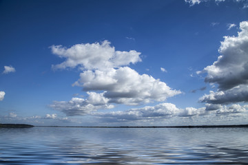 Obraz premium Reflets nuages sur l'eau