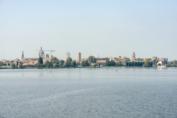 Fototapeta premium Reinassance town skyline on the lake, Mantua, Italy