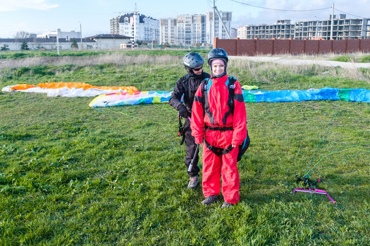 Preparation of tandem paraglider for the first flight