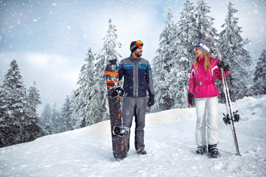 Skiing, winter, ski holiday - Couple on winter vacation