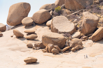 Fototapeta na wymiar Landschaft am Natur Denkmal Elephants Head mit zwei Wanderern, Erongo, Namibia