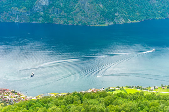 Imposante Berge im Fjord an Norwegens Küste