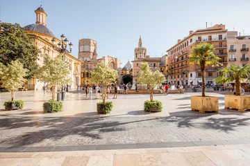 Poster Im Rahmen Blick auf den Virgen-Platz mit Kathedrale im Zentrum der Stadt Valencia während des sonnigen Tages in Spanien © rh2010