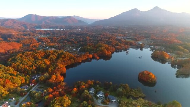 裏磐梯曽原湖の紅葉空撮