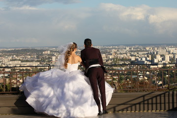 Jeunes mariés couple regardant l'horizon