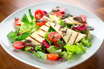 Salad with grilled cheese