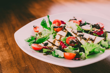 Salad with grilled cheese