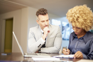 Obraz premium Teamwork at the office. Business team consulting about new project