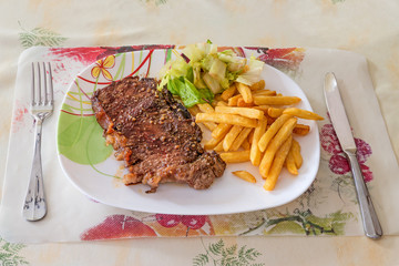 steak frites salades sur assiette