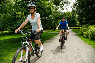 Obraz premium Healthy lifestyle - people riding bicycles in city park
