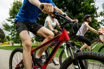 Naklejka premium Healthy lifestyle - people riding bicycles in city park