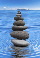 reflets de galets empilés sur fond de mer d'Andaman, Thaïlande 