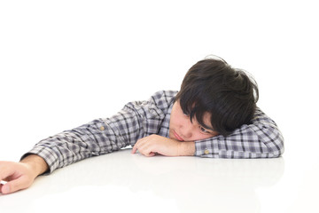 疲れた様子の男性