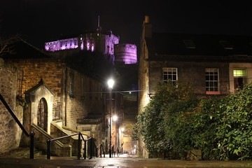 Edinburgh Castle from the Vennel, by night.