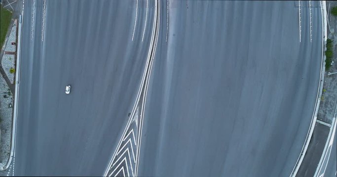Vue a&eacute;rienne d'un p&eacute;age sur une autoroute, avec beaucoup de routes
