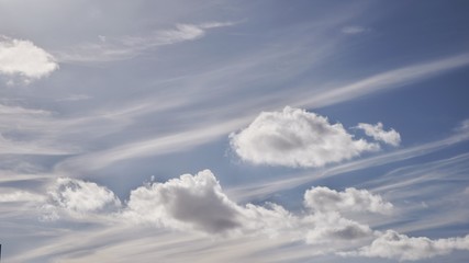 Wolkenhimmel mit Verwehungen